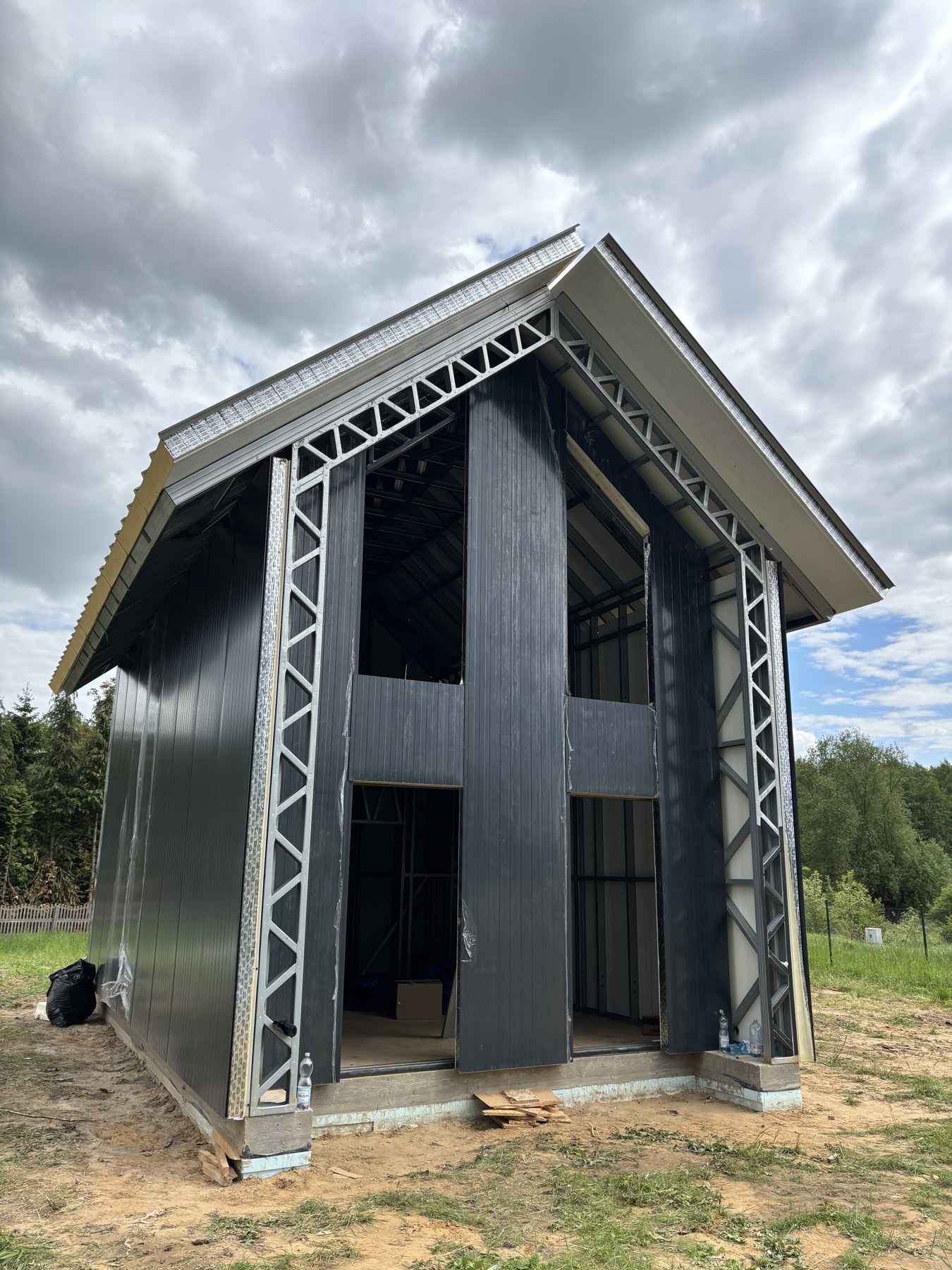 Dom Steelove z zamontowanymi panelami PIR — widok 3/4
